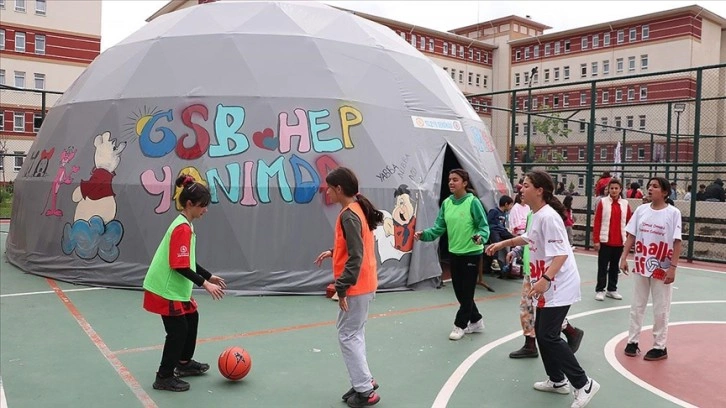 Depremzede çocuklar, Gençlik ve Spor Bakanlığının malzeme desteğiyle spor yapıyor