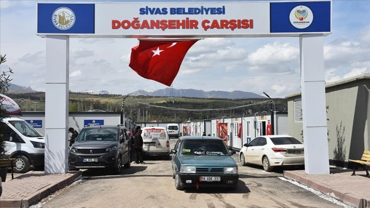 Depremzede esnaf için kurulan "Doğanşehir Çarşısı"nda bayram alışverişi hareketliliği