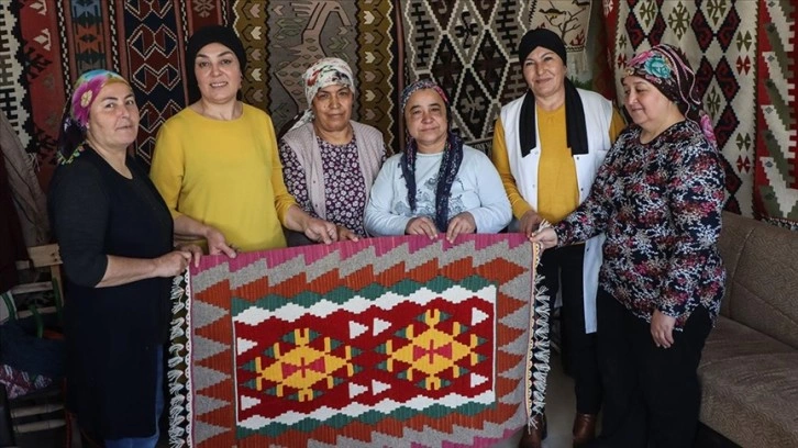 Depremzede kadınlar tescilli Karatepe kilimini yaşatmak için tezgah başına geçti