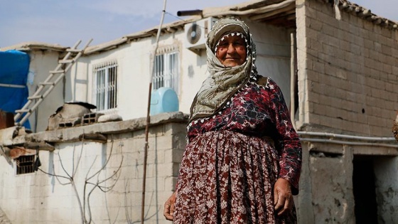 Depremzede nine hatıralarıyla dolu yıkık evinden ayrılamıyor