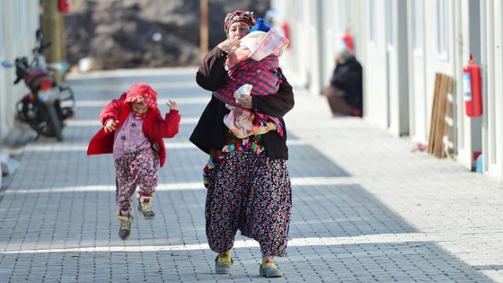 Depremzedeler konteyner kente alışmaya çalışıyor