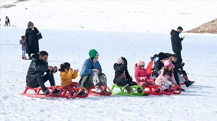 Depremzedeler Van'da kayak yaparak acı günleri unutmaya çalıştı