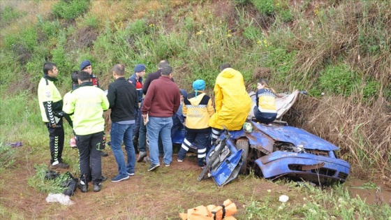 Dereye devrilen otomobildeki iki polis hayatını kaybetti