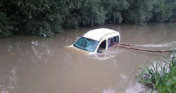 Dereye uçan otomobilini bırakıp apar topar işine gitti