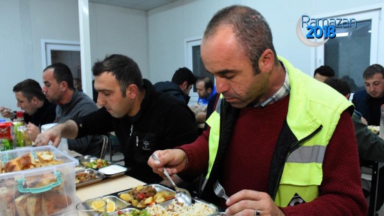 Dev projenin emekçileri iftar ve sahuru şantiyede yapıyor