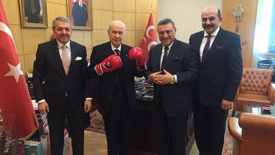 Devlet Bahçeli boks eldivenleri giydi