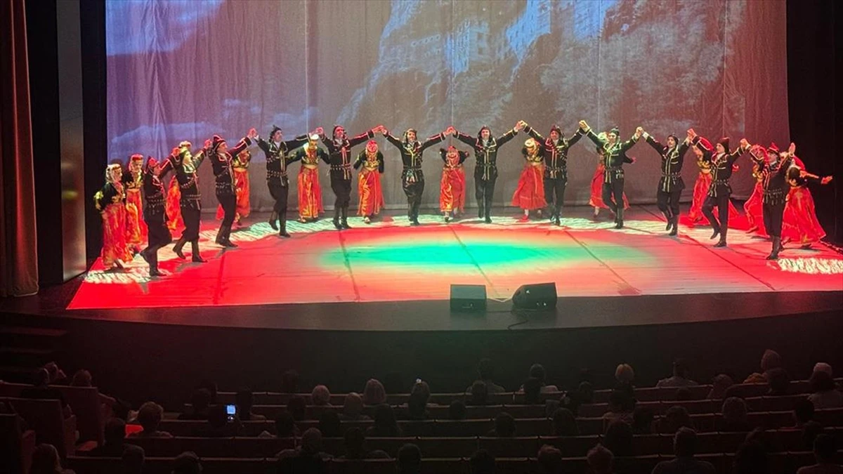 Devlet Halk Dansları Topluluğunun 'Bizim Renklerimiz' gösterisi AKM'de sahnelendi