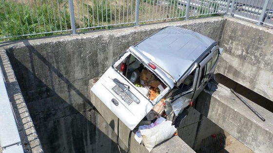 Devrilen araç köprüde asılı kaldı: 3 yaralı