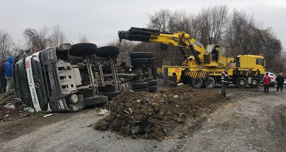 Devrilen beton mikserinin sürücüsü yaralandı