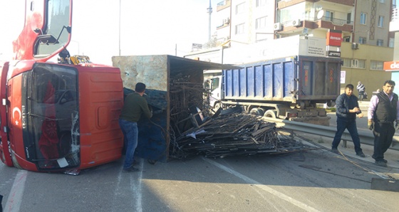 Devrilen kamyonet şehirlerarası yolu trafiğe kapattı