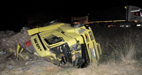 Devrilen TIR'da can pazarı: 1 ölü, 1 yaralı