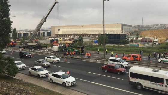 Devrilen tır TEM Otoyolu trafiğini durdurdu