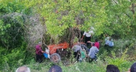 Devrilen traktörün altında kalan yaşlı adam hayatını kaybetti