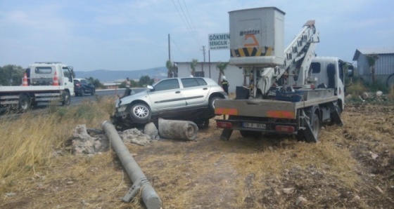 Didim’de kontrolden çıkan otomobil elektrik direğine çarptı: 2 yaralı