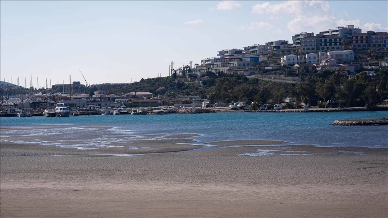 Didim ve Çeşme'de deniz yaklaşık 300 metre çekildi