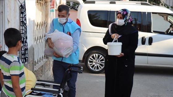 Din görevlisi ve eşi çeyrek asırdır ihtiyaç sahiplerinin yüzünü güldürüyor