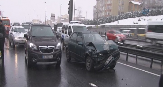 Direksiyon başında uyuyan sürücü, trafiği birbirine kattı