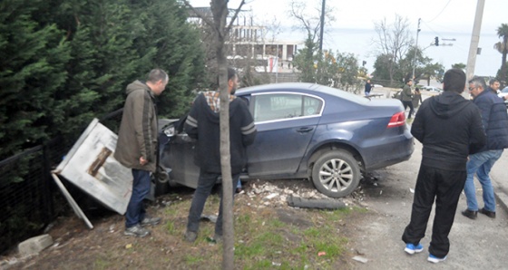 Direksiyon hakimiyetini kaybeden kadın korkuluğa çarparak durabildi