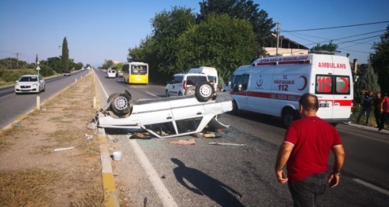 Direksiyon hakimiyetini kaybeden otomobil takla attı 2 yaralı