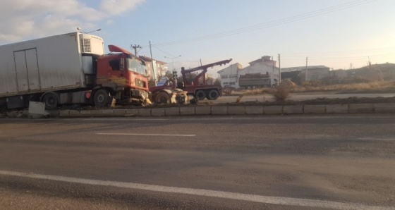 Direksiyonu kilitlenen tır orta refüje girerek durabildi