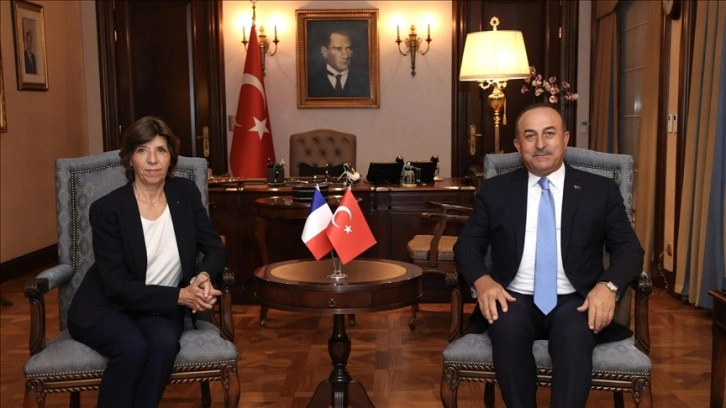 Dışişleri Bakanı Çavuşoğlu Fransız mevkidaşıyla Paris'teki şiddet olaylarını görüştü