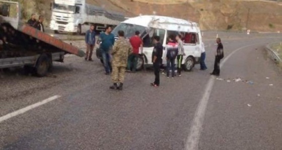 Diyaliz hastalarını taşıyan minibüs kaza yaptı: 13 yaralı