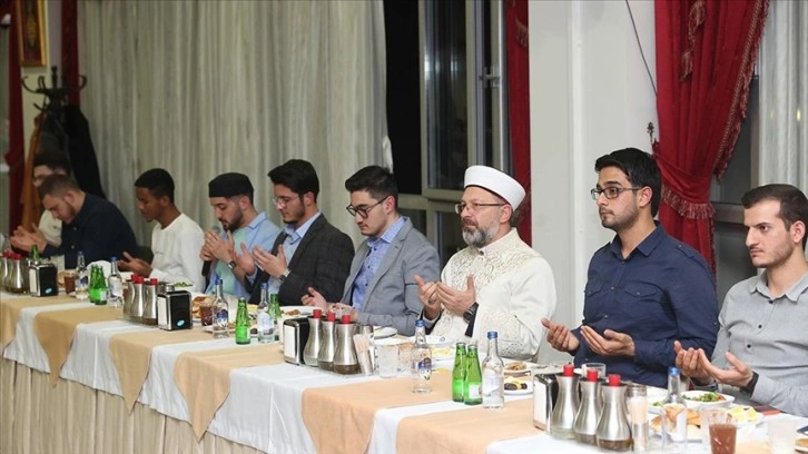 Diyanet İşleri Başkanı Erbaş, iftarda gençlerle buluştu