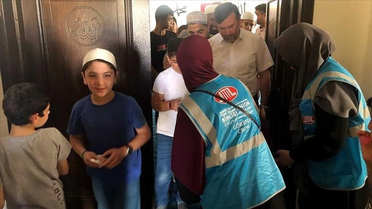 Diyanet İşleri Türk İslam Birliği gönüllülerinden Hatay'daki çocuklara bayramlık
