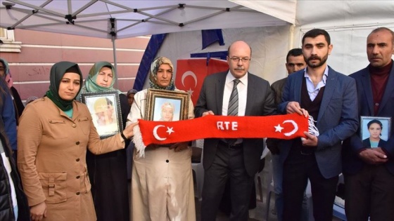 Diyarbakır anneleri ördükleri atkıyı Cumhurbaşkanı Erdoğan'a gönderdi