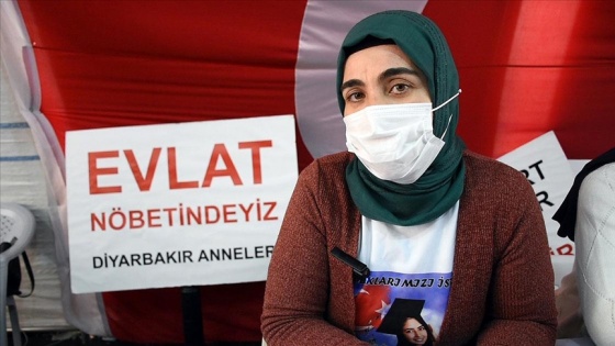 Diyarbakır annelerinden Mutlu: Kızımı almadan bu kapıdan kalkmam