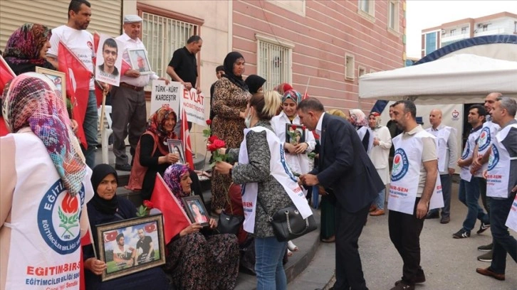 Diyarbakır annelerinin oturma eylemi bayramda da destek ziyaretleri ile sürüyor