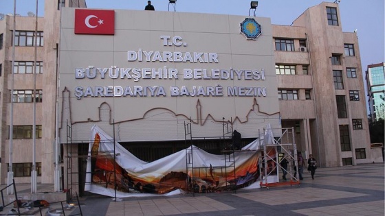 Diyarbakır Büyükşehir Belediyesi tabelası yenilendi
