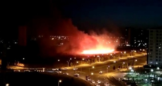 Diyarbakır’da anız yangını gecenin karanlığını aydınlattı