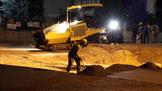 Diyarbakır'da belediye ekipleri konforlu yol için gece de mesaide