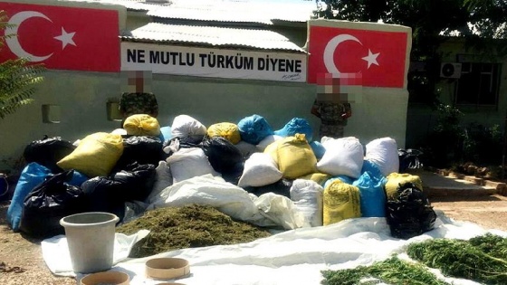 Diyarbakır'da bir evde PKK simgeleriyle uyuşturucu bulundu