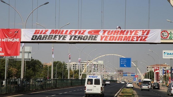 Diyarbakır'da darbe ve teröre 'afişli' tepki