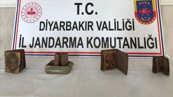 Diyarbakır'da deri üzerine yazılı 3 kitap ve ferman ele geçirildi