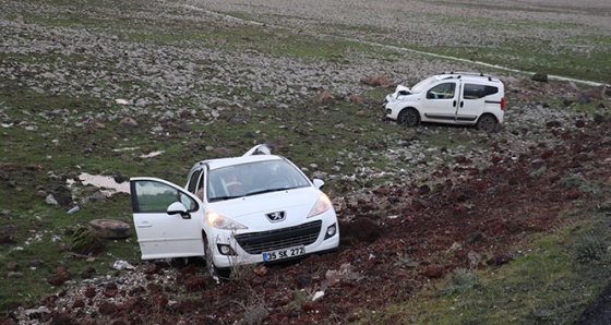 Diyarbakır’da iki araç şarampole yuvarlandı: 2 yaralı