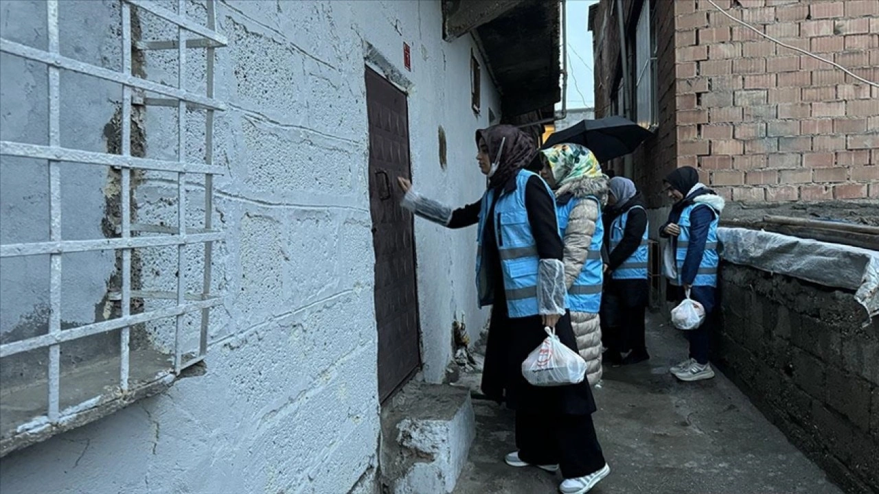 Diyarbakır'da öğrenciler yurtlardaki fazla yemekleri komşularıyla paylaşarak israfı önlüyor