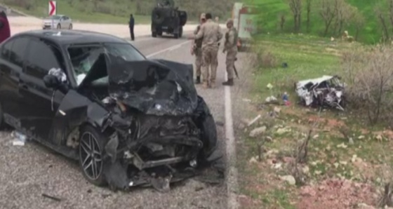 Diyarbakır&#039;da otomobiller kafa kafaya çarpıştı: 2 ölü, 7 yaralı