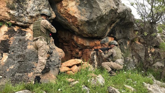 Diyarbakır'da PKK'lı teröristlere ait 3 kış sığınağı imha edildi