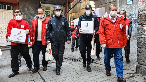 Diyarbakır'da polis ekipleri Kızılay gönülleriyle yardım dağıttı