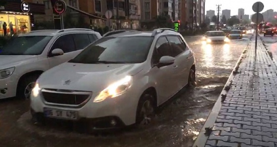 Diyarbakır'da sağanak yağış hayatı olumsuz etkiledi