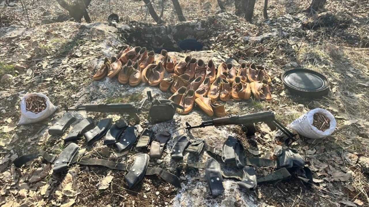 Diyarbakır'da terör örgütü PKK'ya ait araziye gömülü silah ve mühimmat ele geçirildi