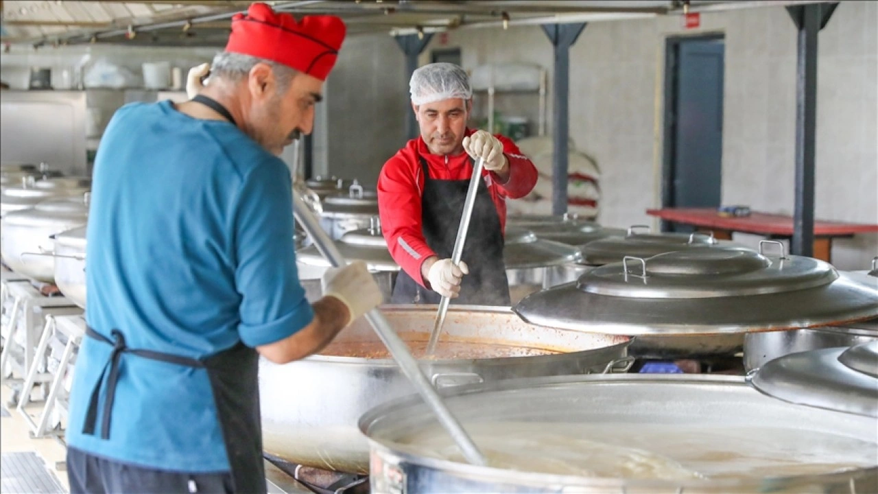 Diyarbakır'da Türk Kızılay Aşevi'nde ramazanda ihtiyaç sahipleri için yemek hazırlanıyor