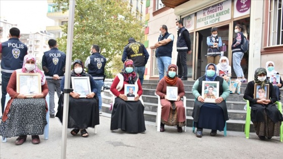 Diyarbakır'daki evlat nöbetine iki aile daha katıldı