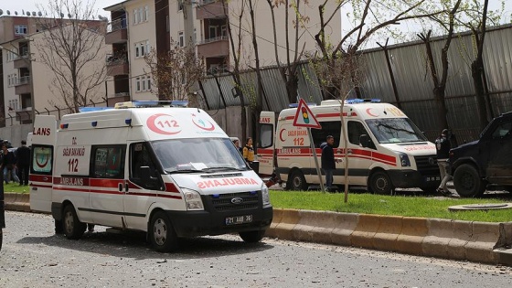 Diyarbakır'daki patlamada yaralanan sivil personel şehit oldu