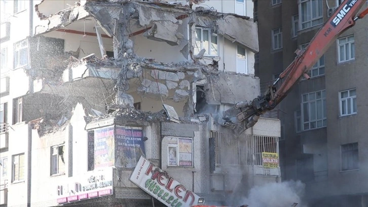 Diyarbakır'da çökme tehlikesi bulunan 9 katlı binanın yıkımına başlandı