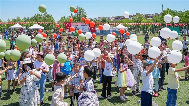 Diyarbakır'da Filistin bayrağının renklerinde balonlar gökyüzüne bırakıldı