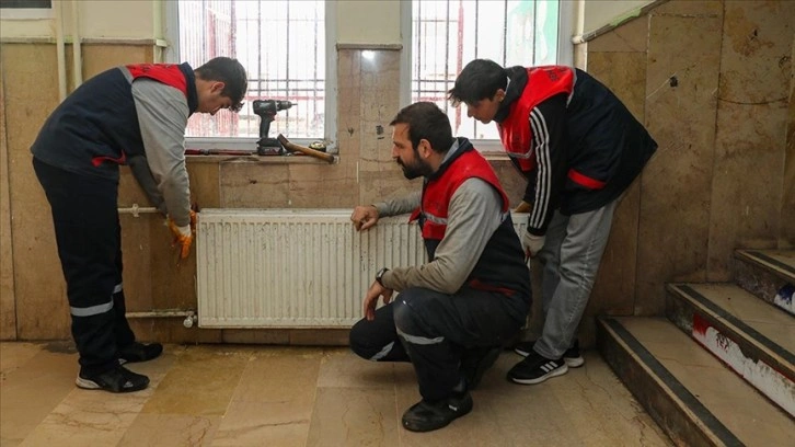 Diyarbakır'da okulların ısıtma sistemindeki arızaları meslek lisesi öğrencileri gideriyor